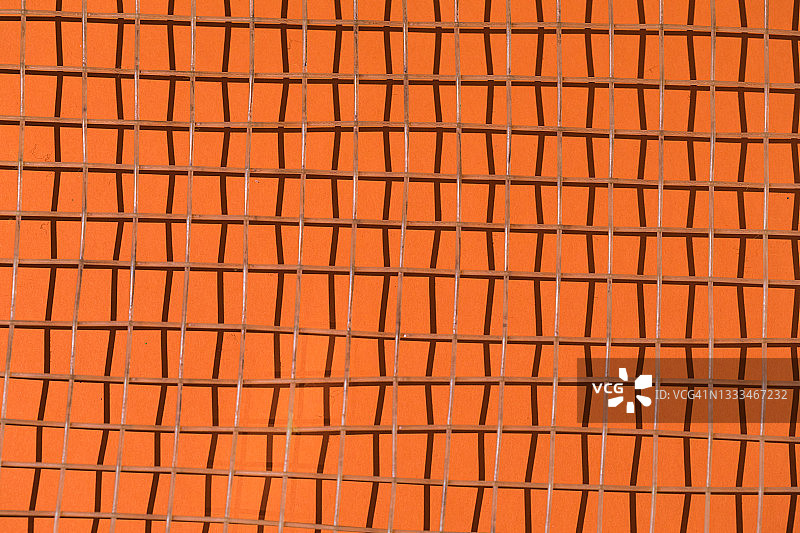 橙色背景上带有阴影的网球拍线图片素材