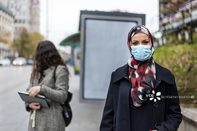 新冠疫情期间在城市里的穆斯林妇女图片素材