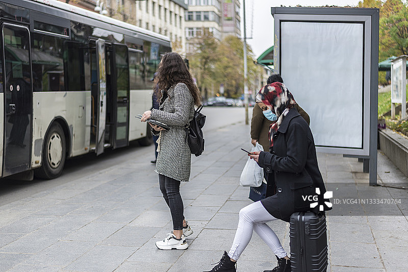 新冠疫情期间在城市里的穆斯林妇女图片素材