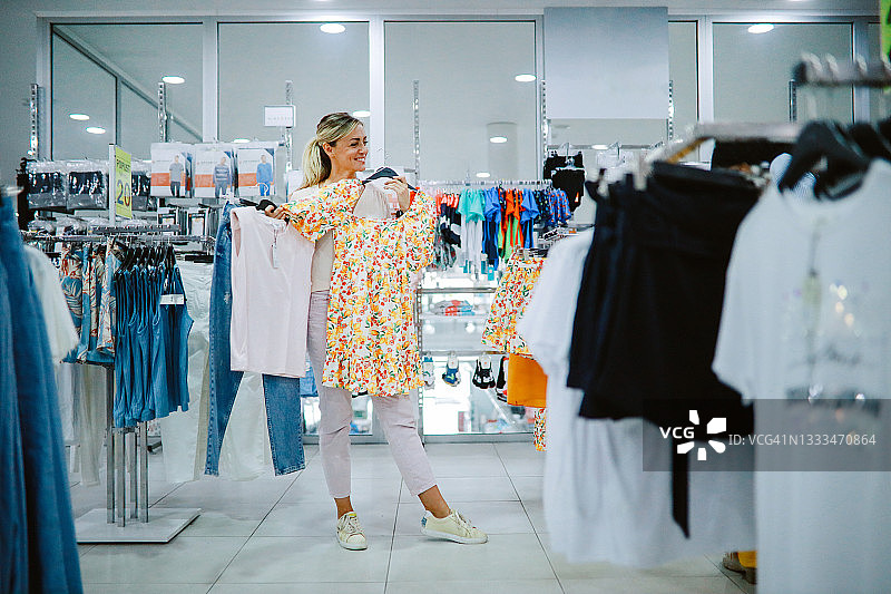 女人去购物中心买新衣服图片素材
