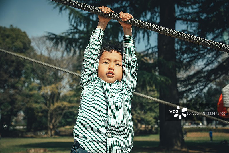 男孩在户外玩耍图片素材