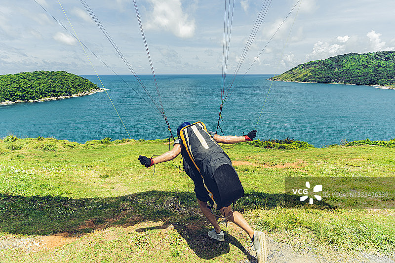 外国人在泰国普吉岛风车观景点体验滑翔伞飞行图片素材