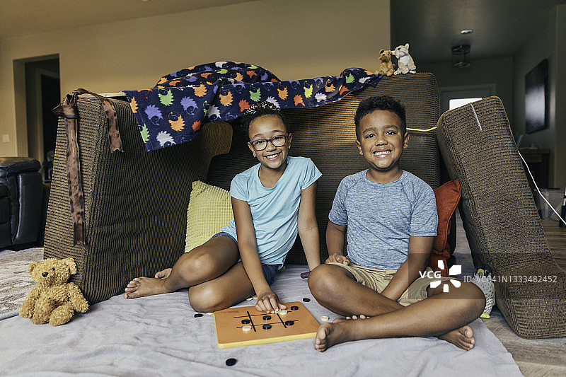 兄妹玩游戏图片素材