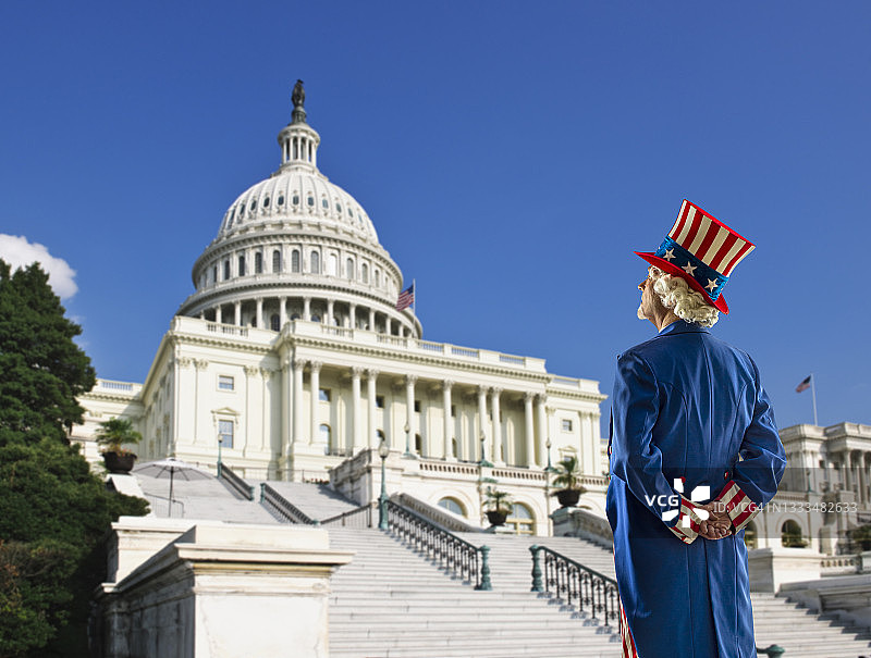 美国，华盛顿特区，山姆大叔看着美国国会大厦图片素材
