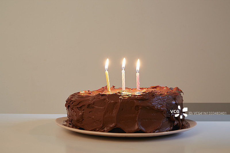巧克力生日蛋糕上的蜡烛图片素材