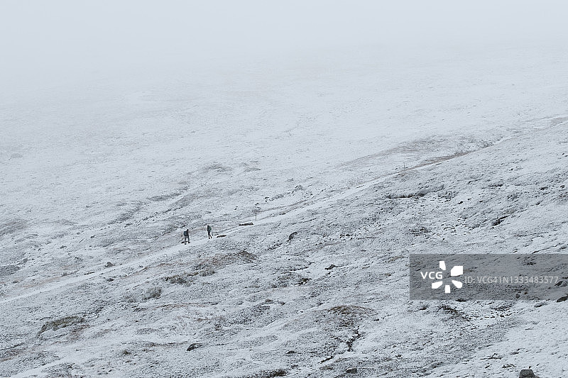澳大利亚新南威尔士州科修斯科国家公园夏洛特关口的雪山景观和行人图片素材