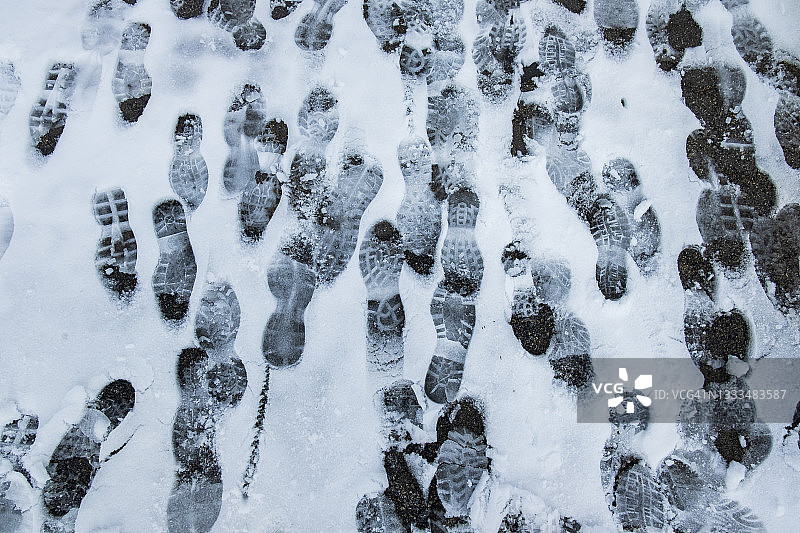 澳大利亚新南威尔士州科希丘什科国家公园，科希丘什科国家公园雪地小径上的登山鞋脚印图片素材