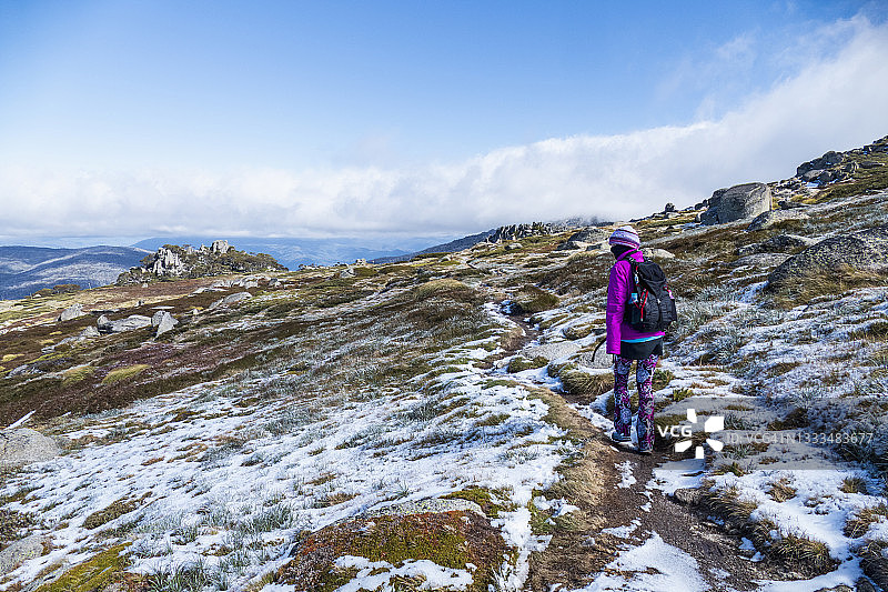 澳大利亚新南威尔士州科希丘什科国家公园雪山徒步的女人图片素材