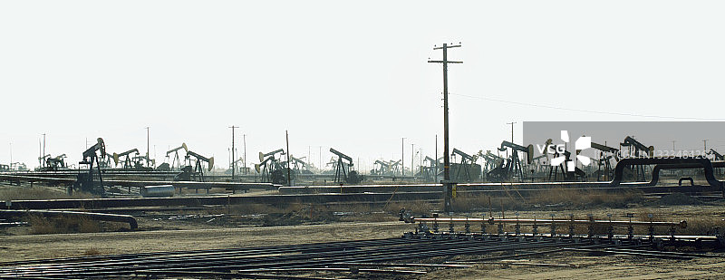 油田中的抽油机图片素材
