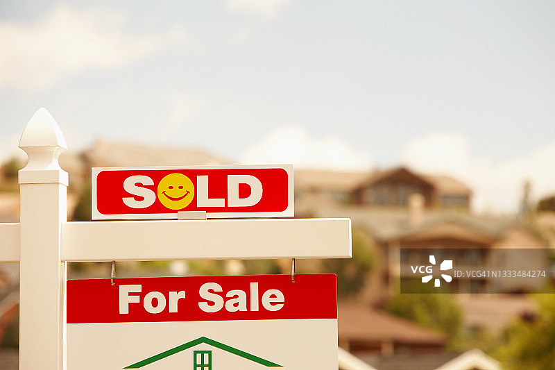 房屋前方的已售标志图片素材