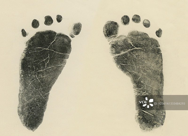 新生女婴双脚的纸上墨水印图片素材