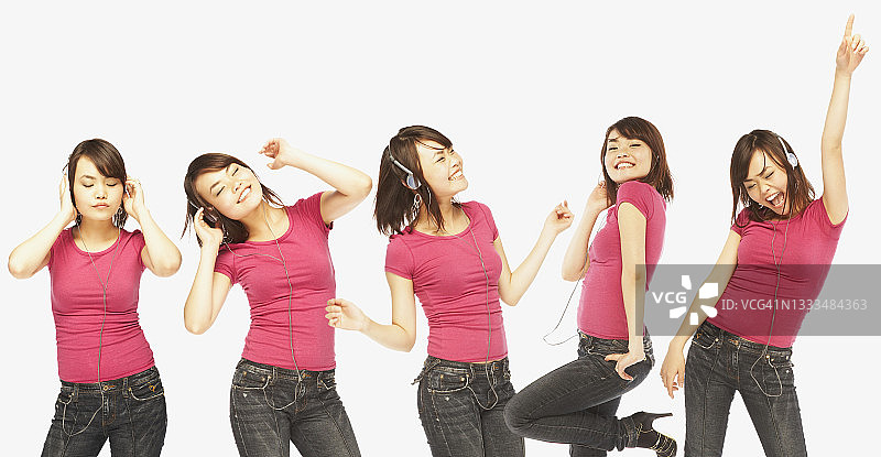 在录音室跳舞的戴耳机女人的多重影像图片素材