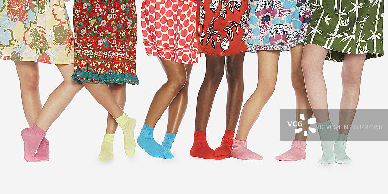 穿着彩色连衣裙和袜子的女人们的腿部图片素材