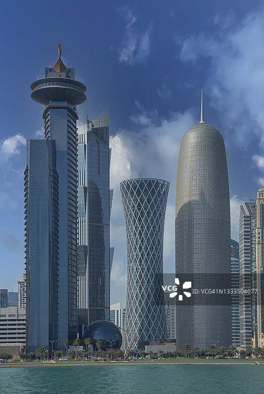 现代城市中的未来主义摩天大楼图片素材