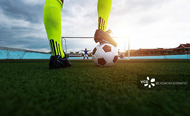 足球运动员在运动场上踢足球图片素材