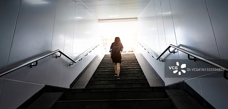 走上台阶的女子背影图片素材