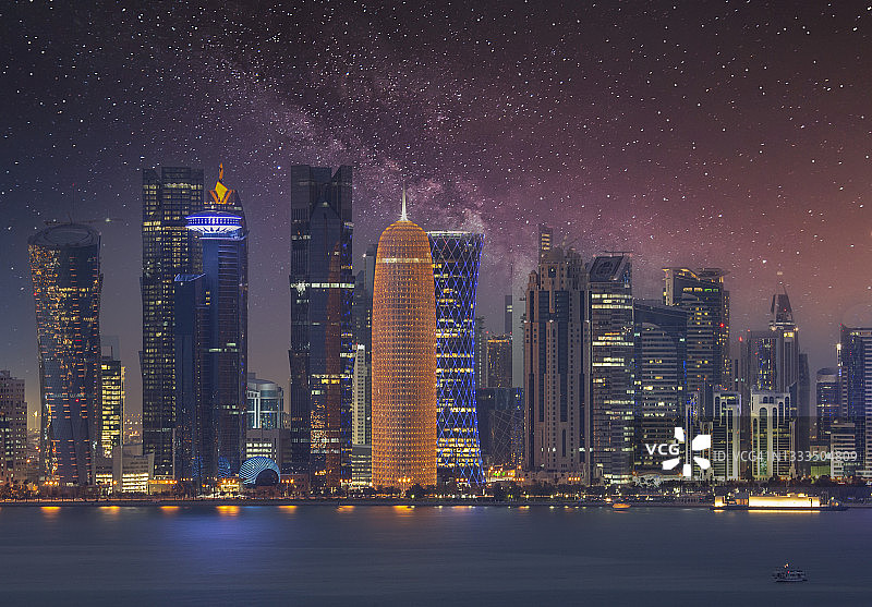 夜间照明的摩天大楼图片素材