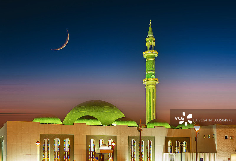 灯光照亮的清真寺宣礼塔图片素材