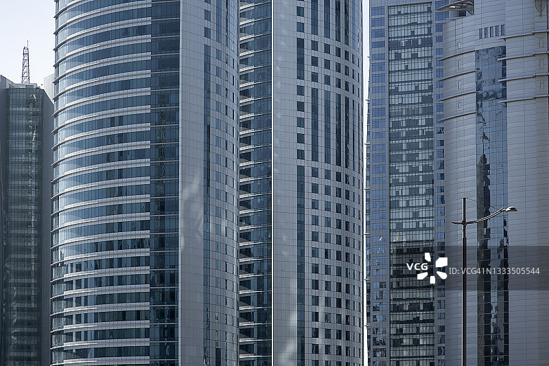 现代城市中的未来主义摩天大楼图片素材