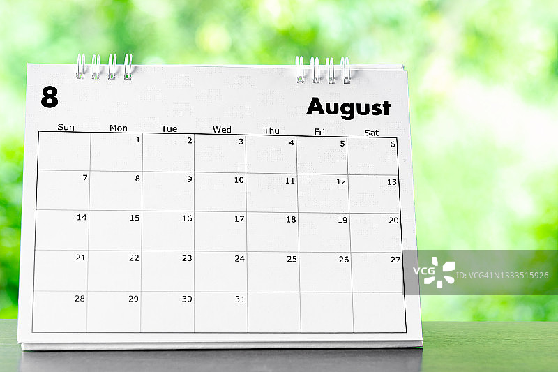 2022年8月日历：木桌上的计划备忘图片素材