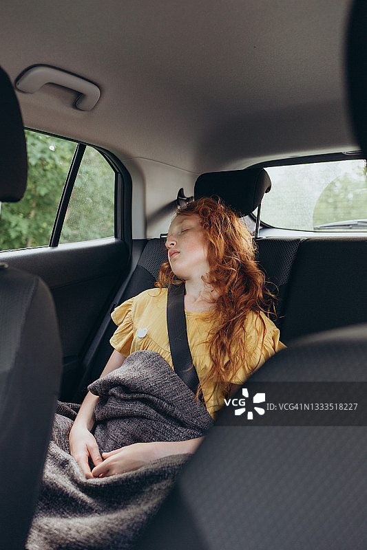 红发女孩在车里睡着了图片素材