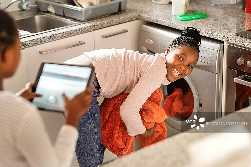年轻朋友使用智能洗衣机洗衣服图片素材