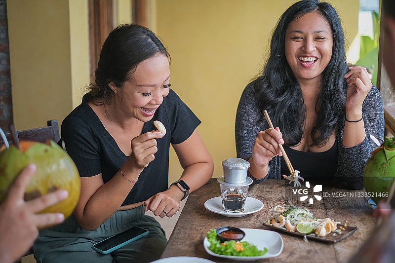 朋友在泰国餐厅共进午餐图片素材
