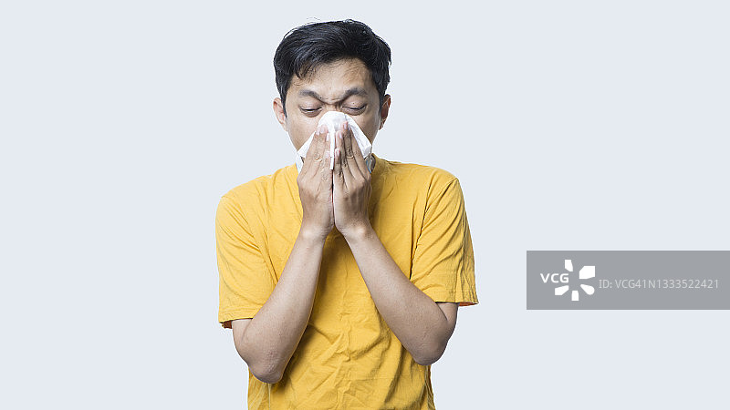 亚洲男人打喷嚏图片素材