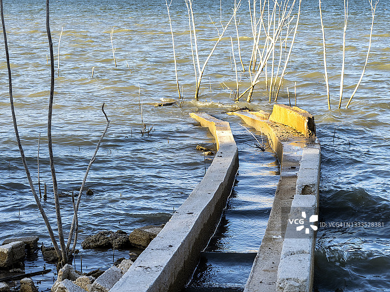 废弃的灌溉渠流入农业灌溉水库图片素材