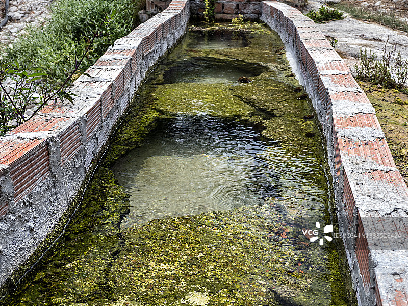用于灌溉果蔬田地的灌溉渠图片素材