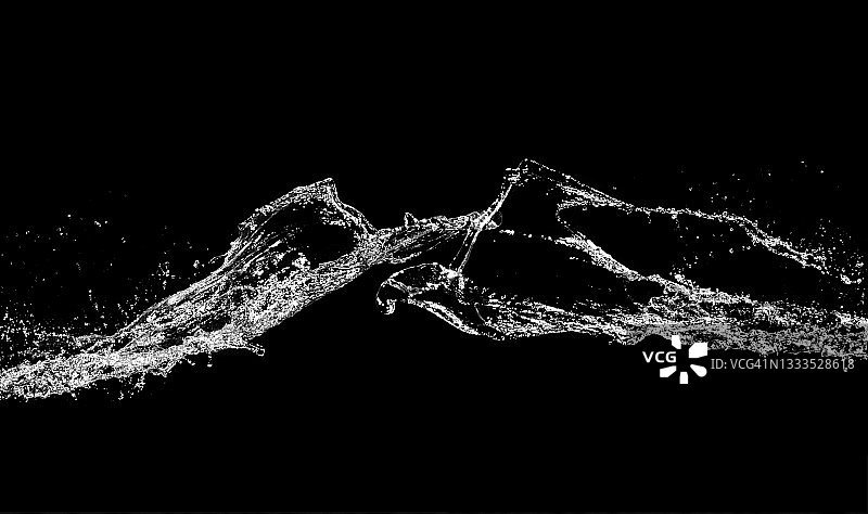 黑色背景上两股水流的碰撞图片素材