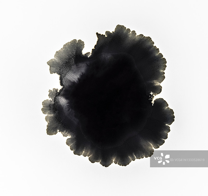 白色画布上的黑色颜料飞溅图片素材