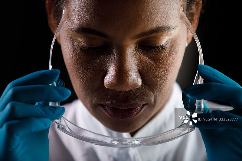 实验室技术员戴防护眼镜和外科手套的头像照图片素材