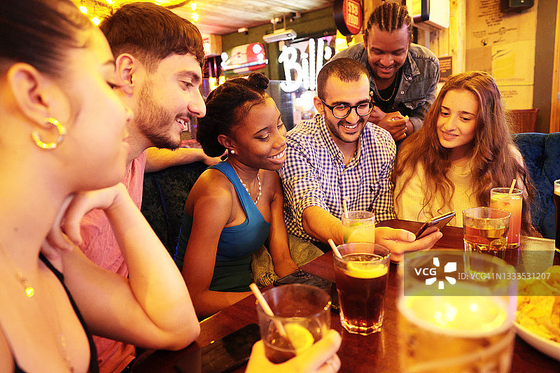 朋友们夜晚外出图片素材