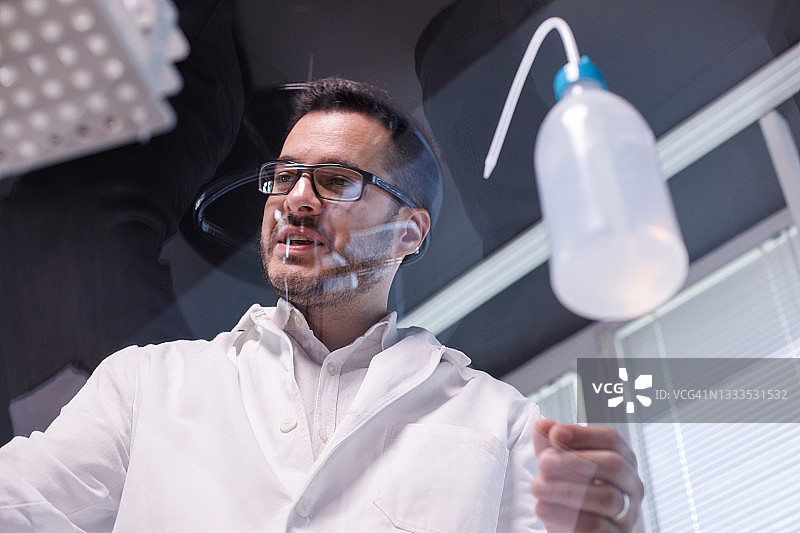 男性实验室技术人员准备做实验的抓拍图片素材