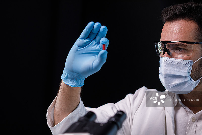 正在分析药丸的男性实验室技术员图片素材