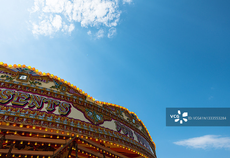 英国布莱顿游乐场旋转木马的屋顶局部图片素材