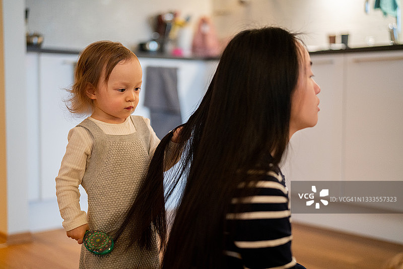 可爱的女婴和她的发刷图片素材