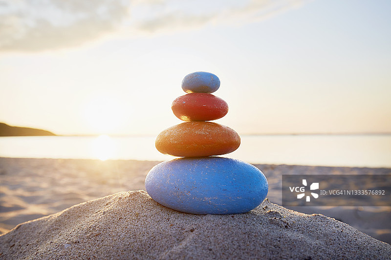 海边堆叠的彩色平衡石图片素材