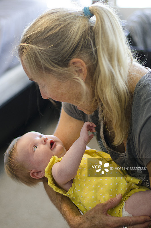 祖母抱着新生女婴图片素材