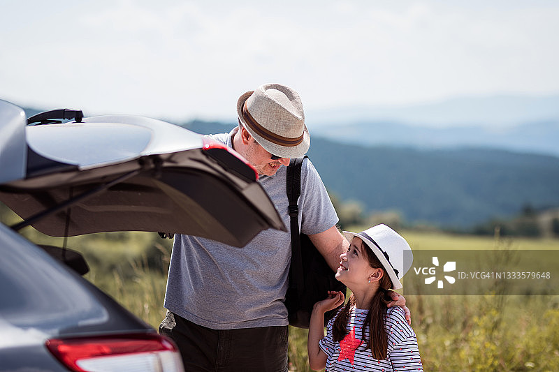 父女打开汽车后备箱图片素材