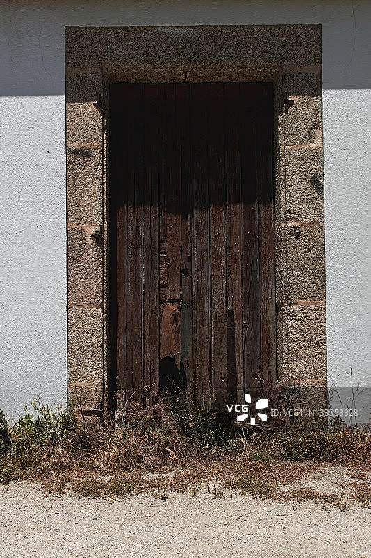 石墙上的旧木门图片素材