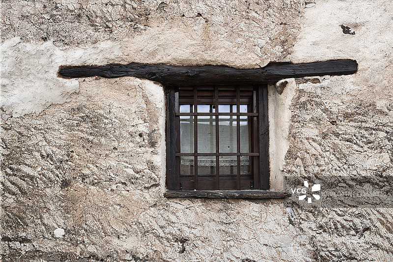 石墙上的旧木门图片素材