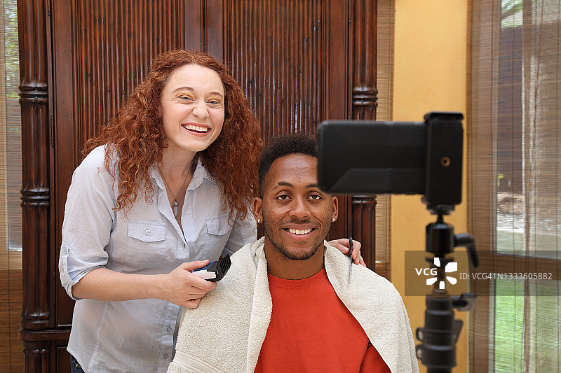 红发视频博主剪发（横版）图片素材