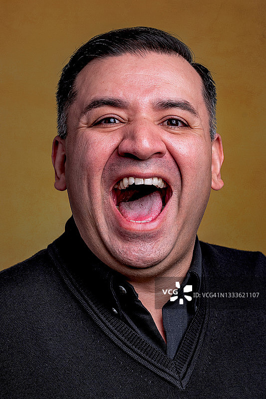 中年男人看着相机大笑图片素材