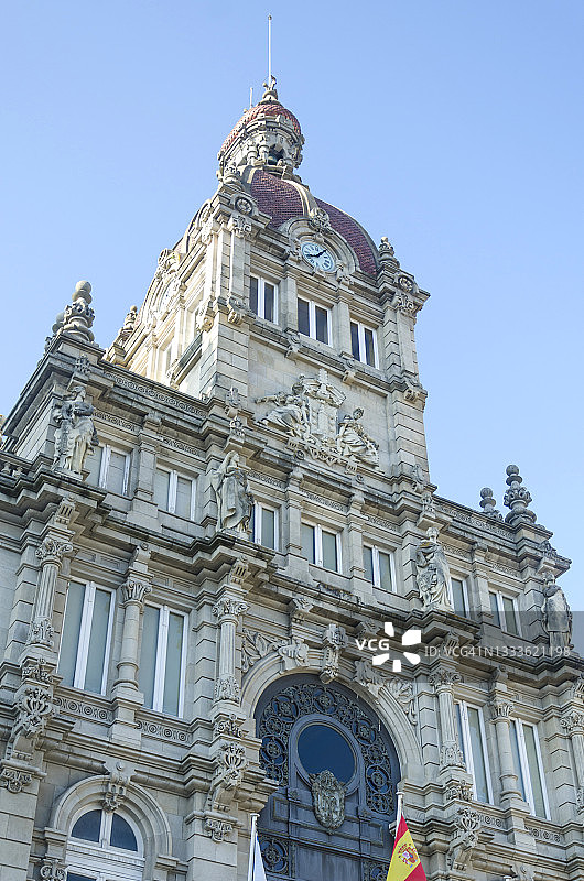 西班牙加利西亚玛丽亚皮塔广场拉科鲁尼亚市政厅塔楼外立面图片素材