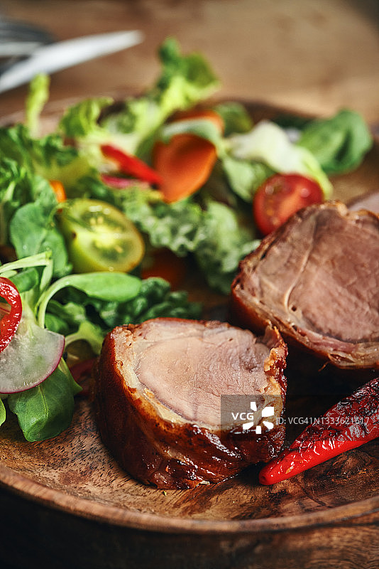 猪里脊肉配培根和健康沙拉图片素材