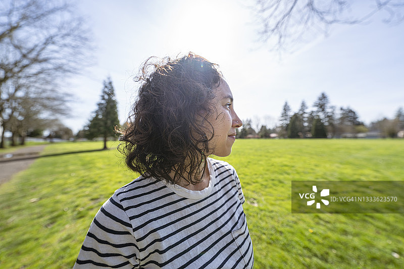 享受自然的混血千禧一代女性图片素材