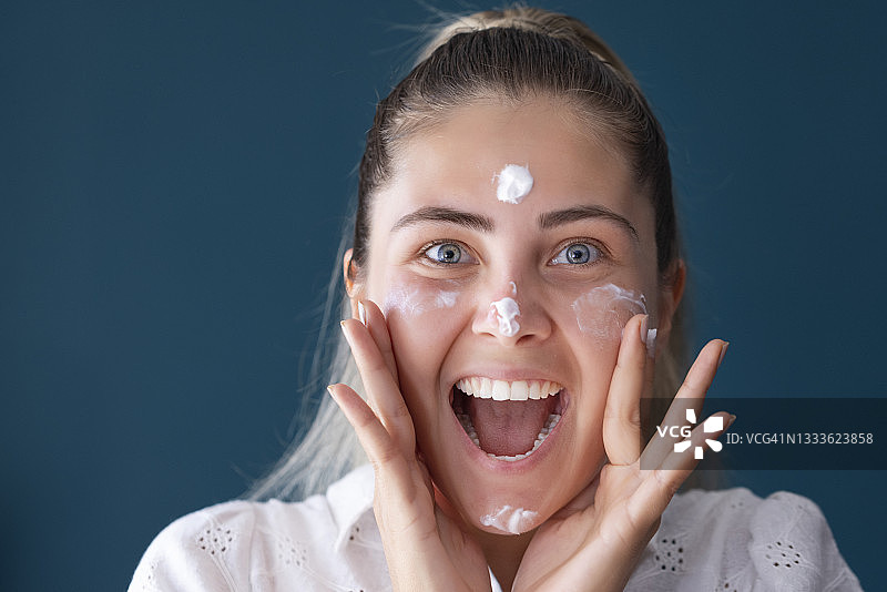 注重皮肤护理的漂亮女人图片素材