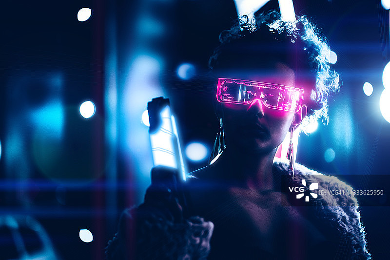 未来派女人，戴着智能眼镜和枪图片素材